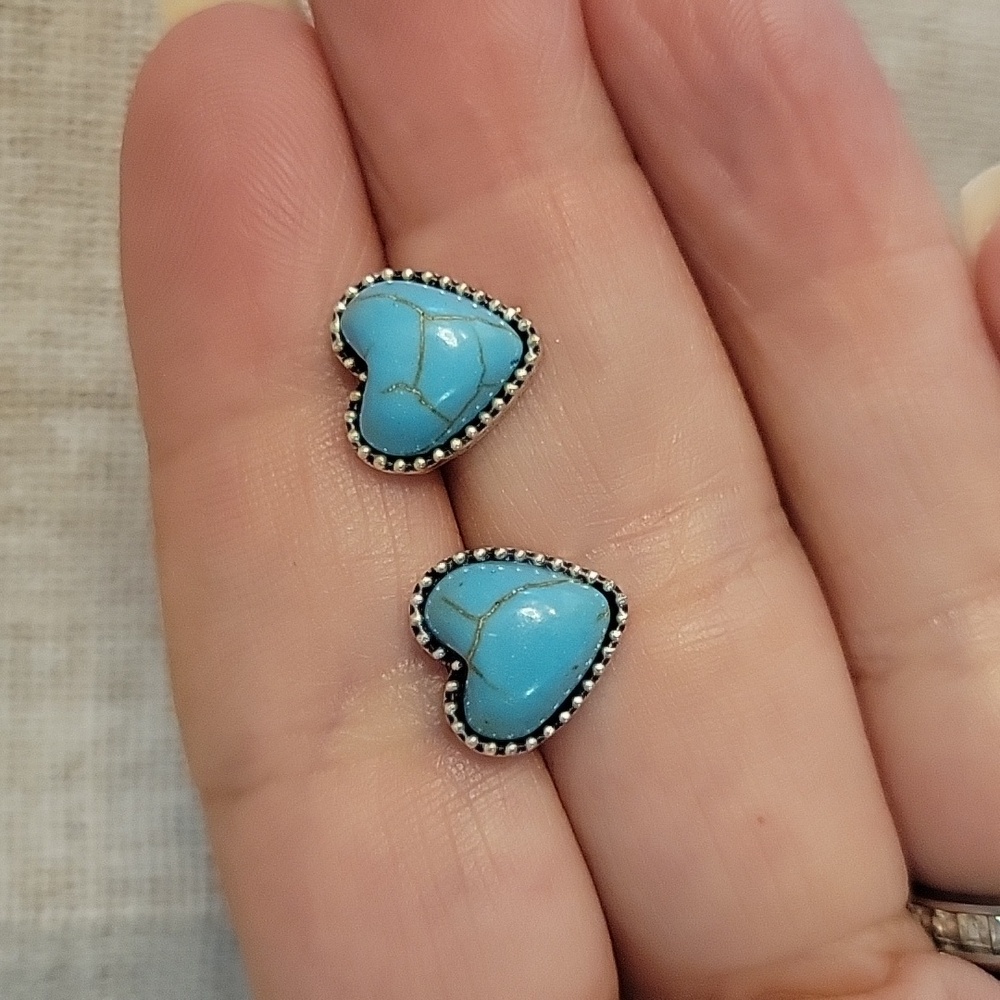 🔥LAST PAIR🔥 Turquoise Heart Stud Earrings - Picture 4 of 6